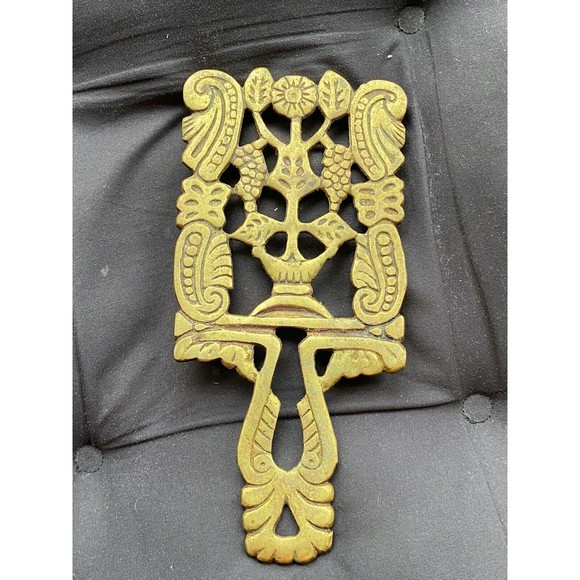 Vintage Brass Trivet  Leaves Design - Made In Japan JF6 - Picture 1 of 2